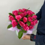25 малиновых роз в коробке
