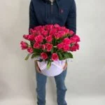 51 малиновая роза в коробке