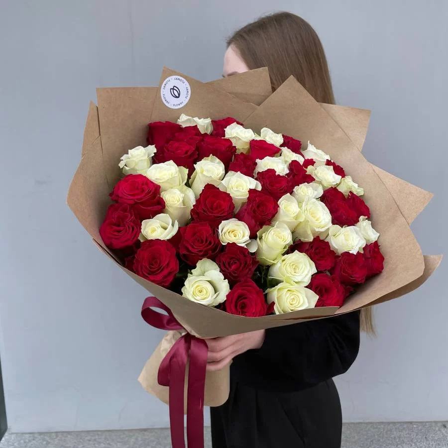букет из красных и белых роз