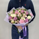 букет с альстромериями