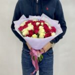 букет красных и малиновых роз кения