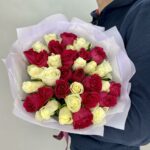 35 красных и малиновых роз