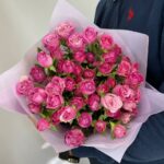 кустовые розы малинового цвета