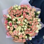 большой букет из кустовых роз
