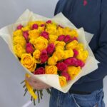 51 желтая и малиновая роза