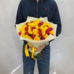 51 желтая и малиновая роза