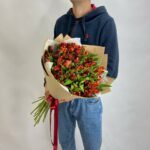 25 красных альстромерий