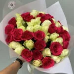 51 роза белая и малиновая