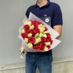 51 роза белая и малиновая