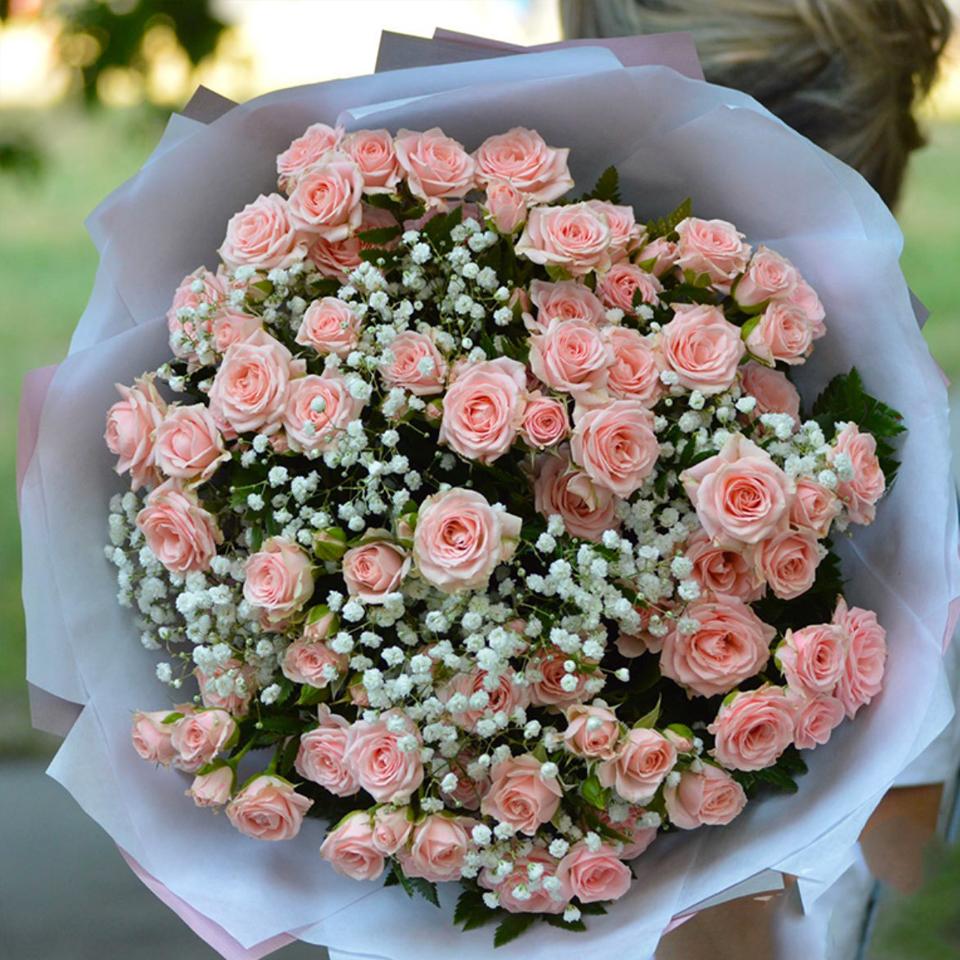 кустовая роза с гипсофилой