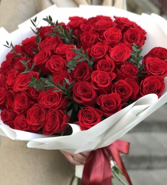 45 красных роз с эвкалиптом