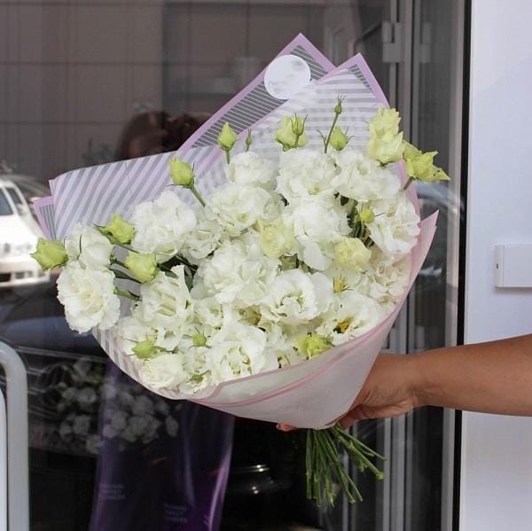 buket-iz-15-belyh-eustom белая эустома