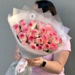 25 розовых роз